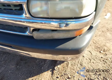 2002 Chevrolet Suburban 1500 Ls z USA, uszkodzony, nr VIN 1GNEC16Z82J111912